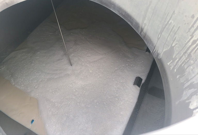 foaming in an agricultural spray tank mix